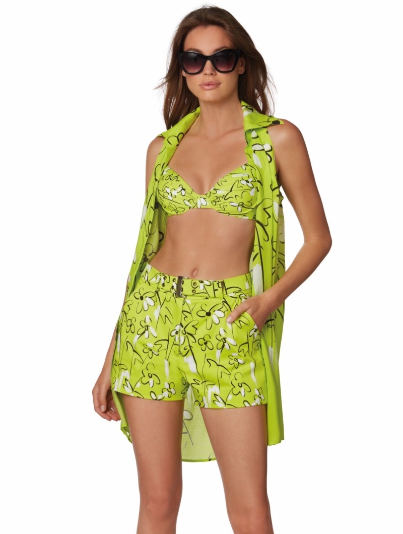 Grüner Bikini mit Blumenmuster und Badeshorts