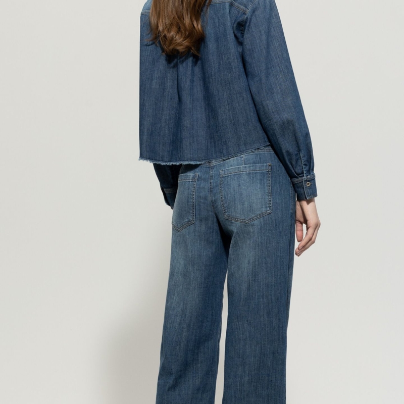 DENIM WIDELEG PANTS KOMBINIERT MIT DENIM-HEMDBLUSE